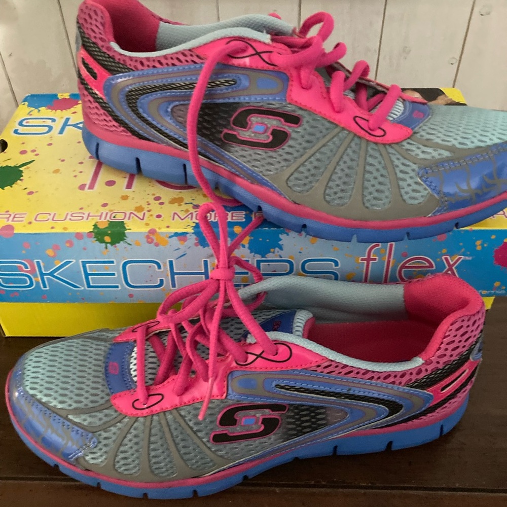 2013 SKECHERS Flex shoes size 8. New in box